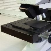 Привод предметного столика оптического микроскопа